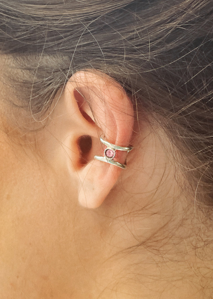 Χειροποίητο ear cuff σκουλαρίκι ασημί με μία πέτρα Swarovski ροζ, φορεμένο στο αυτί μοντέλου.