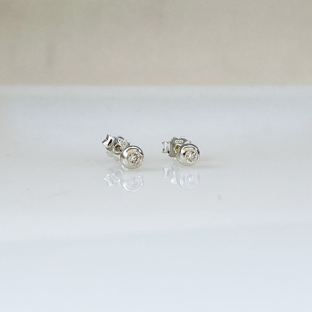 Χειροποίητα σκουλαρίκια Astrid από ασήμι 925, με μια πέτρα swarovski σε άσπρο χρώμα