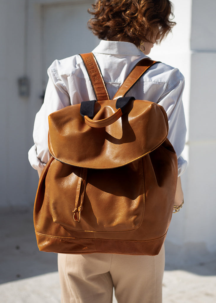 woman's back, wearing, kiara back-bag kiara, leather bag orange