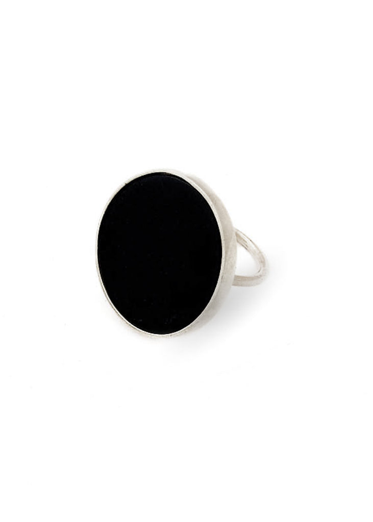 Alure. Sterling silver ring, with a large black onyx stone