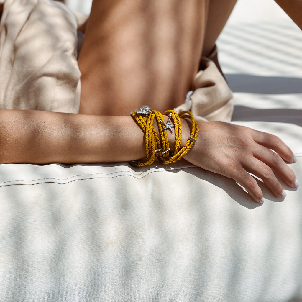 κοπέλα που φοράει, Χειροποίητο βραχιόλι Samsara κίτρινο, Ασημί