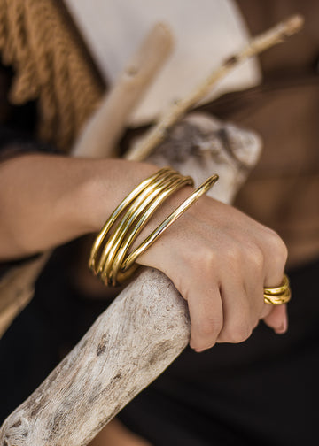girl's hand with 3rd-floor handmade bracelets rupture gold 