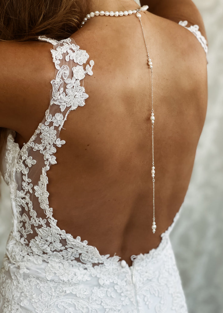 νύφη φοράει Χειροποίητο νυφικό κόσμημα στην πλάτη απο ασήμι 925, και πέρλες
