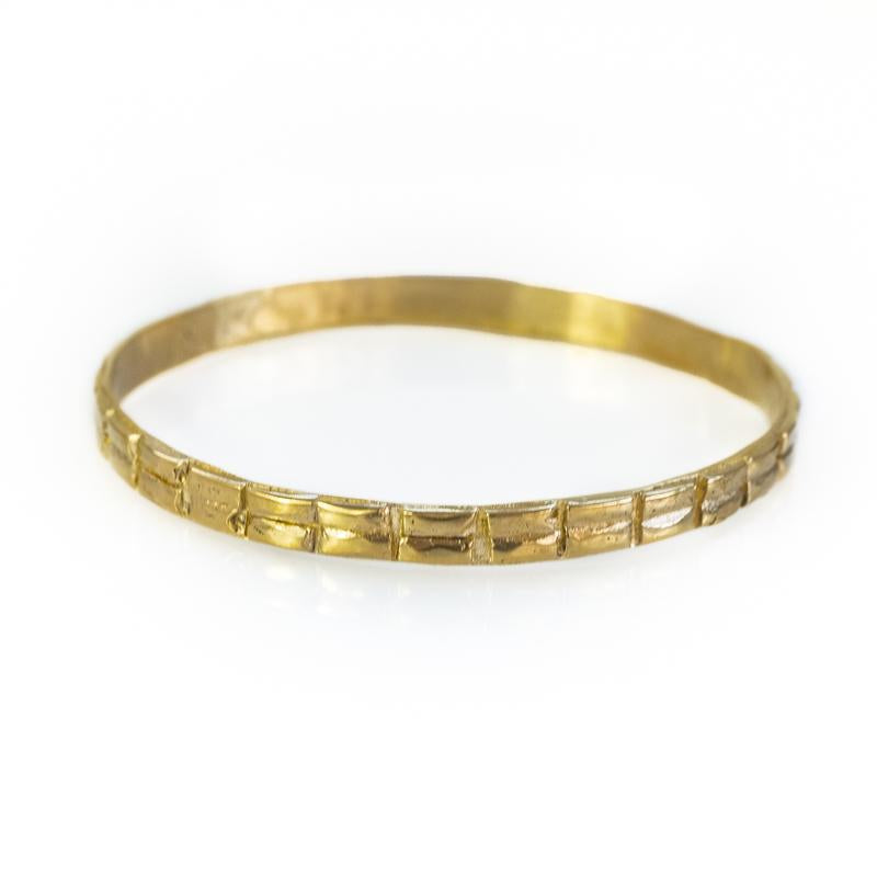 Alkmini. Gold bracelet, with a thin double line of embossed designs, around its circumference 