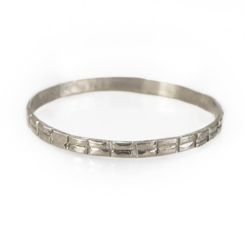 Alkmini. Silver bracelet, with a thin double line of embossed designs, around its circumference 