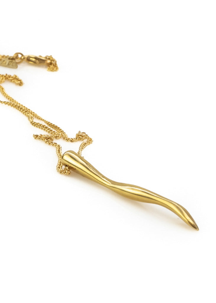 Senna. Handmade, think chain necklace, with a long, wavy element. In gold plated 