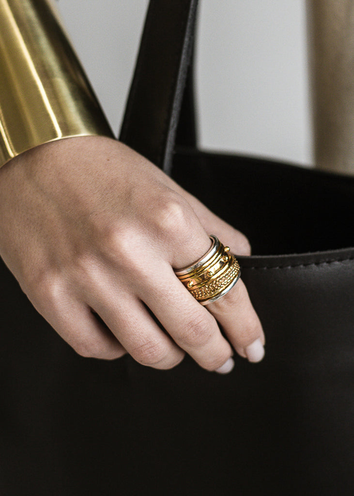Κοντινό σε γυναικείο χέρι που φοράει το δίχρωμο δαχτυλίδι Greece 