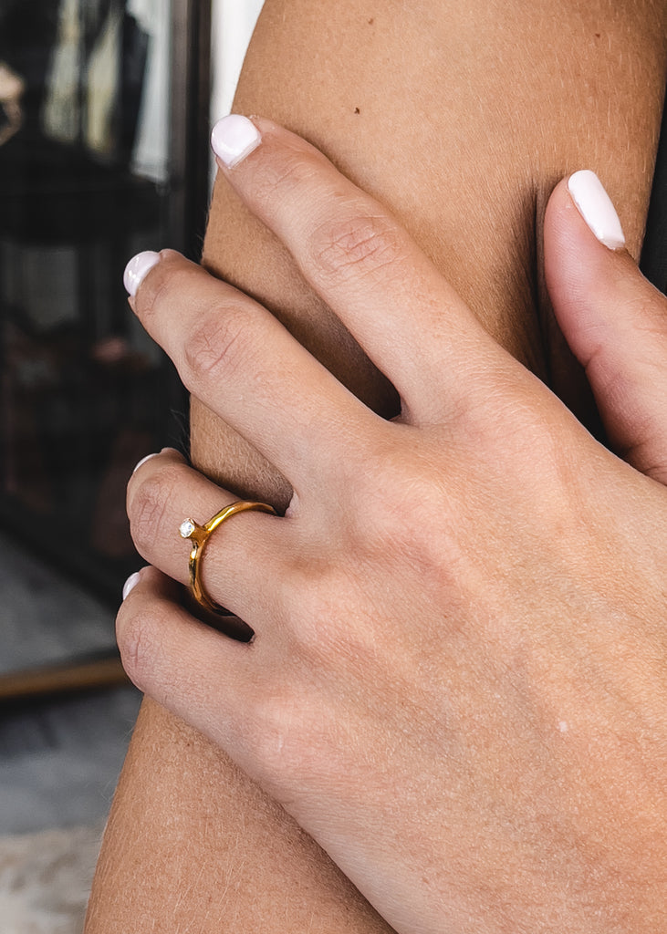 Χειροποίητο χρυσό Δαχτυλίδι Monopetro φορεμένο στο δάχτυλο 