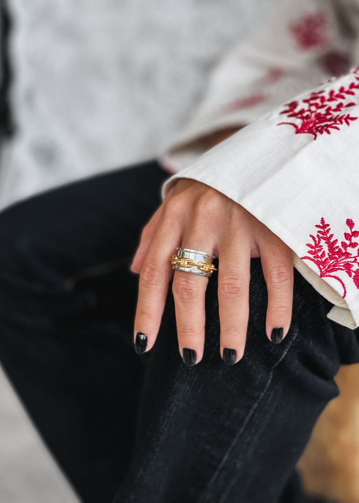 γυναικείο χέρι που φοράει στο μέσο το χειροποίητο δαχτυλίδι Brazil 