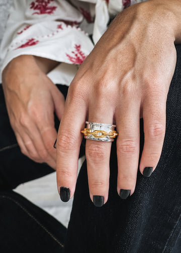 γυναικείο χέρι που φοράει στο μέσο το χειροποίητο δαχτυλίδι Brazil δίχρωμο