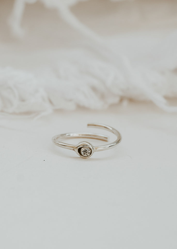 Δαχτυλίδι Eday, χειροποίητο, ασημί, με μια διάφανη πέτρα swarovski, σε λευκό φόντο.