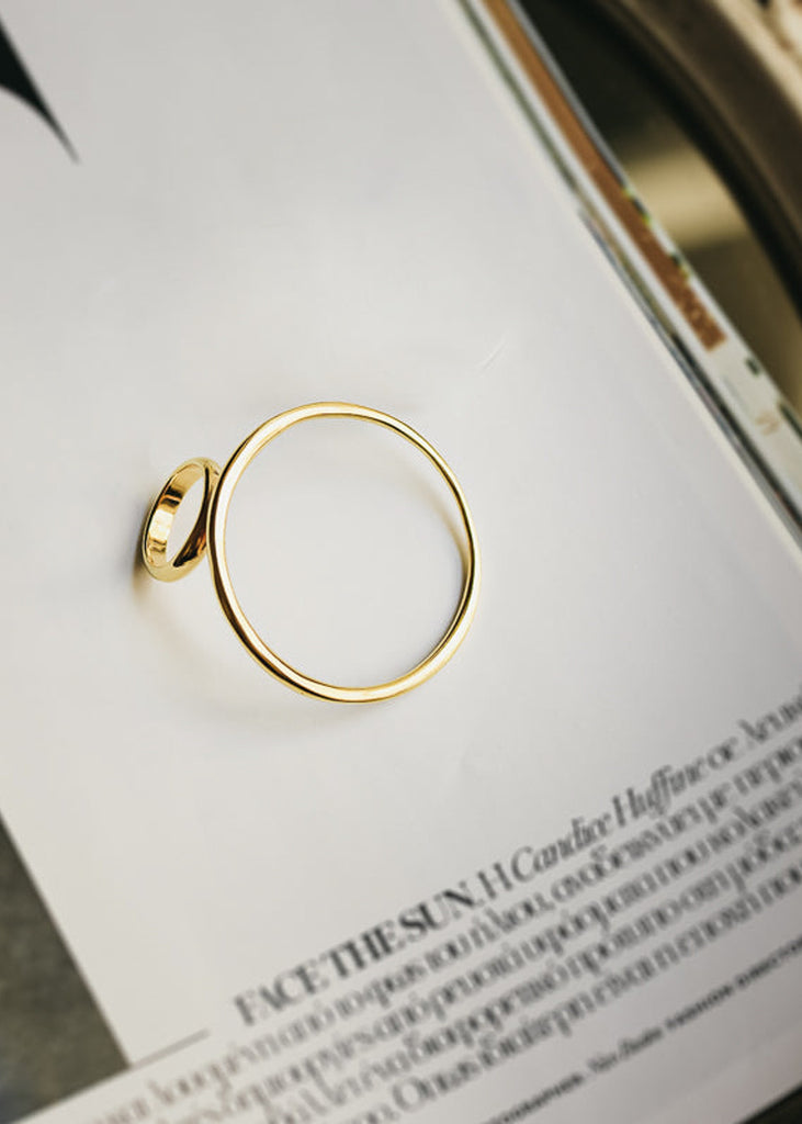 Handmade, gold plated brass, ring with a large circular rod mounted on a simple shank | Χειροποίητο Δαχτυλίδι Nazakat Χρυσό
