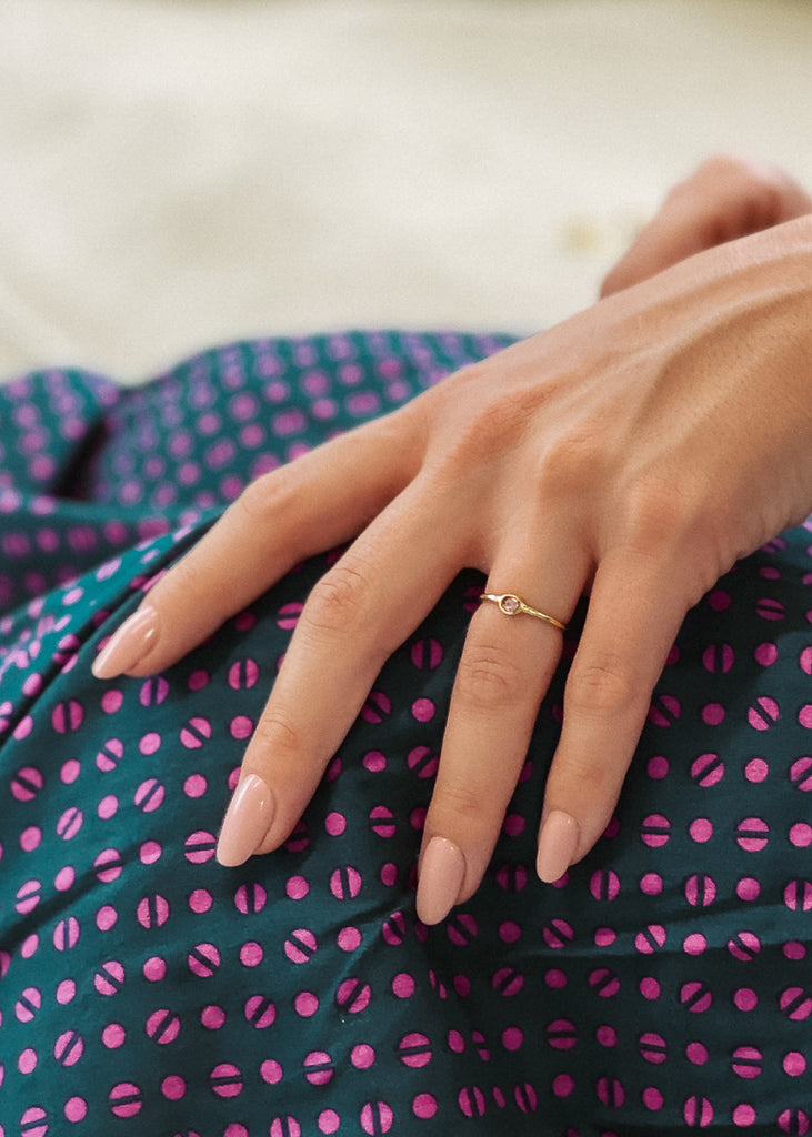 Χειροποίητο δαχτυλίδι Eday χρυσό με μία πέτρα swarovksi ροζ, φορεμένο στο χέρι μοντέλου.