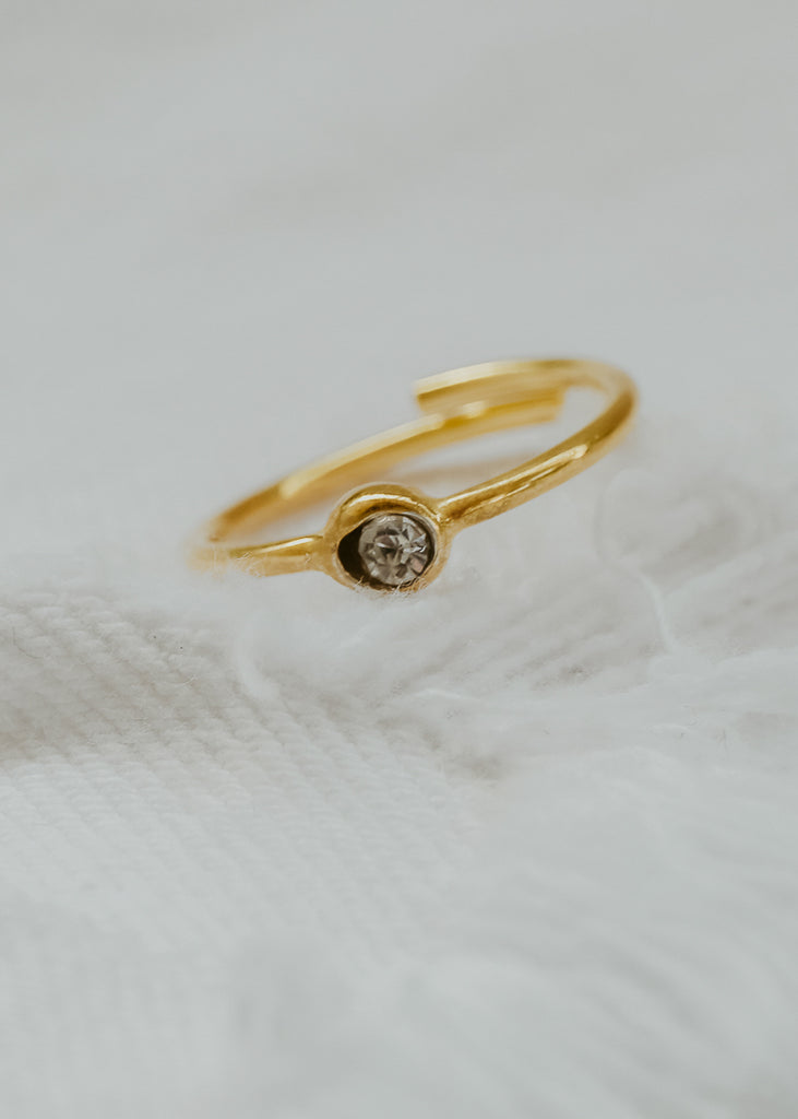 Δαχτυλίδι χειροποίητο χρυσό, από ασήμι, με μια διάφανη πέτρα Swarovski σε λευκό φόντο