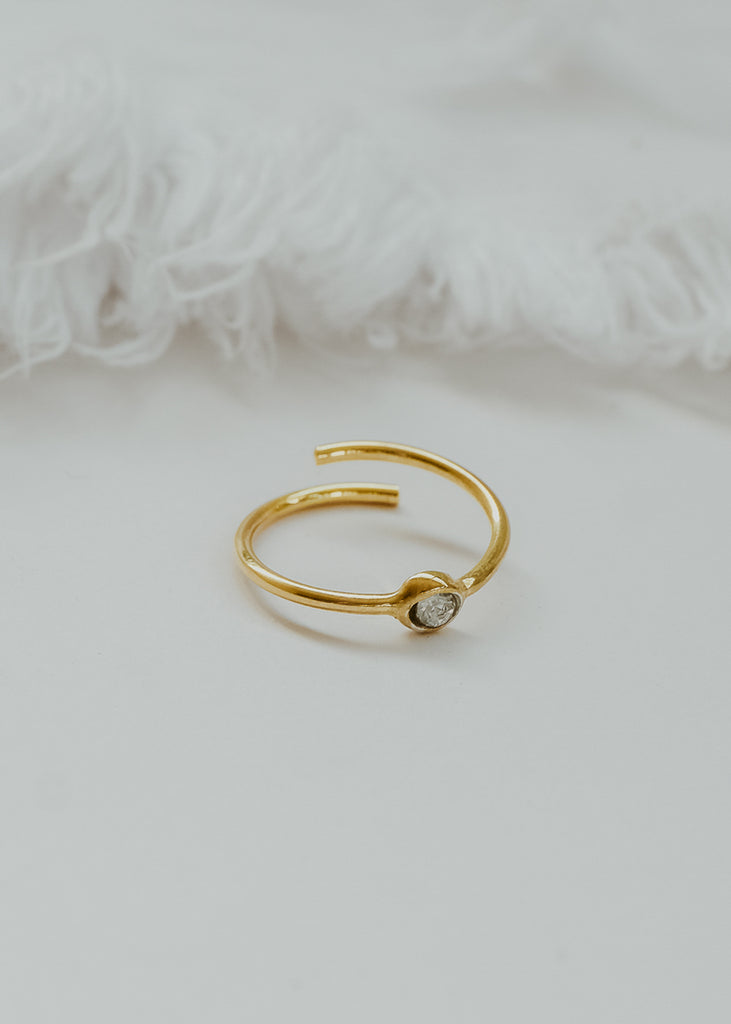 Δαχτυλίδι χειροποίητο χρυσό, από ασήμι, με μια πέτρα Swarovski σε λευκό φόντο.