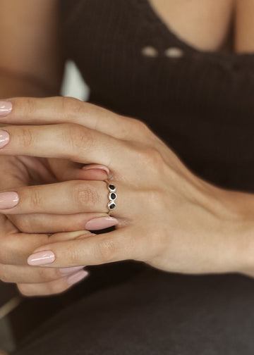 Χειροποίητο δαχτυλίδι Eday ασημί με τρεις πέτρες Swarovski μαύρες, φορεμένο στο χέρι μοντέλου.