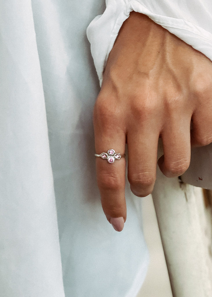Χειροποίητο δαχτυλίδι Eday ασημί με τέσσερεις πέτρες Swarovski ροζ, φορεμένο στο χέρι μοντέλου.
