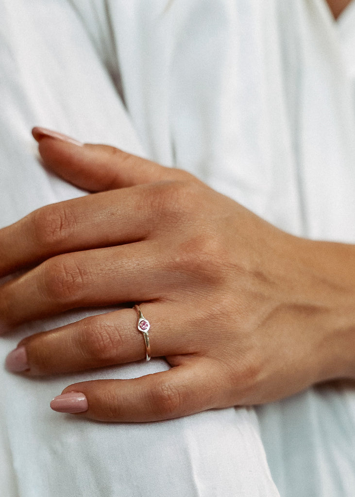 Χειροποίητο δαχτυλίδι Eday ασημί με μία πέτρα swarovksi ροζ, φορεμένο στο χέρι μοντέλου.