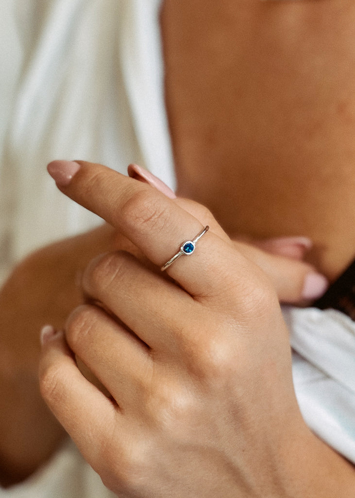Χειροποίητο δαχτυλίδι Eday ασημί με μία πέτρα swarovksi μπλε, φορεμένο στο χέρι μοντέλου. 