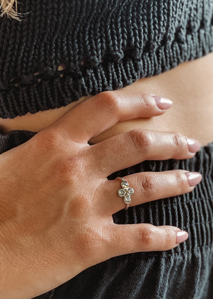 Χειροποίητο δαχτυλίδι Eday ασημί με τέσσερεις πέτρες Swarovski διάφανες, φορεμένο στο χέρι μοντέλου.